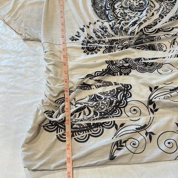 Nouyida Short Sleeve Top Size Medium Black and Cream Rouging around waist - Picture 4 of 7